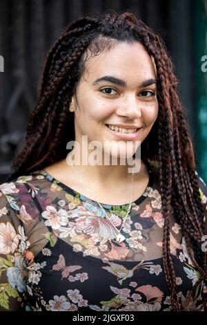 Ritratto di giovane donna cubana con freckles sorridenti Foto Stock