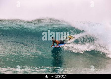 Bodyboard giovane surfista maschile in oceano Foto Stock