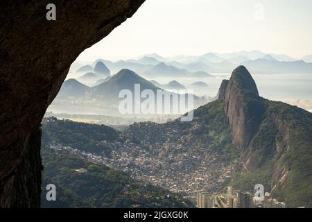 Splendida vista sulle verdi montagne rocciose, sulla città e sulla foresta pluviale Foto Stock