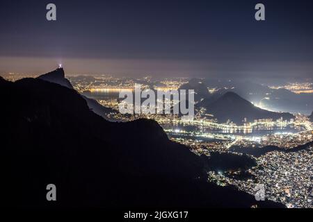 Splendida vista notturna sulle montagne, la città e l'oceano a Rio de Janeiro Foto Stock