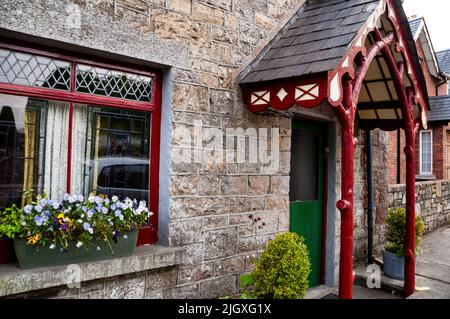 Colonne di rami d'albero e tavole da bargeboard intagliate in Virginia, Irlanda. Foto Stock