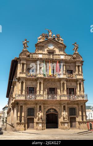 Bella architettura edilizia nella città di Pamplona. Edifici colorati, bella facciata tipicamente per la provincia di Navara, nel nord della Spagna. Foto Stock