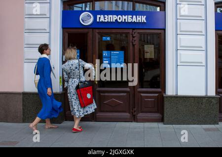 Mosca, Russia. 11th luglio 2022. Le donne entrano in un ufficio bancario di Gazprom a Mosca. La banca Gazprom è la terza banca più grande del paese. PJSC Gazprom detiene il 46,2% delle azioni della banca. Dopo che il prezzo di azione di Gazprom secondo quanto riferito è sceso del 30 per cento dopo che la società di energia statale della Russia ha annunciato che non pagherebbe i dividendi ai suoi azionisti in 2022. (Credit Image: © Vlad Karkov/SOPA Images via ZUMA Press Wire) Foto Stock