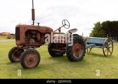 Allis Chalmers trattore classico non restaurato con rimorchio Foto Stock