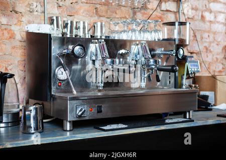 Ravvicinata di una tradizionale macchina per caffè espresso e accessori per caffè macinacaffè. Foto Stock