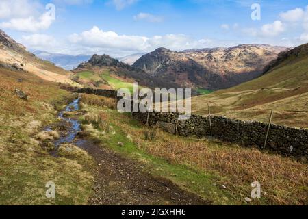 Castle Crag e Grange caddero a Borrowdale dalla strada di ponte di High Doat all'inizio della primavera nel Lake District National Park, Cumbria, Inghilterra. Foto Stock