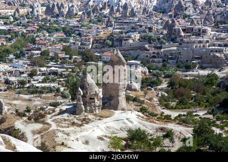 GOREME, TURCHIA - 4 OTTOBRE 2020: Questa è la città al centro della valle di Goreme, tra le rocce di una forma bizzarra fantastica. Foto Stock