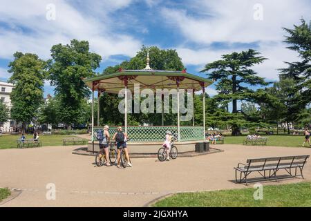 Famiglia con biciclette presso il banco vittoriano, Pump Room Gardens, The Parade, Royal Leamington Spa, Warwickshire, Inghilterra, Regno Unito Foto Stock