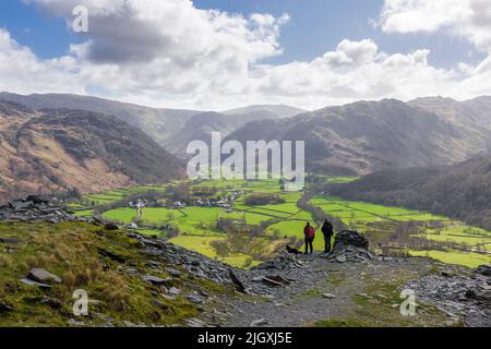 La vista su Borrowdale da Castle Crag nel Lake District National Park, Cumbria, Inghilterra. Foto Stock