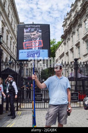 Londra, Regno Unito. 13th luglio 2022. Un protester fuori Downing Street rende i suoi sentimenti noti circa l'offerta di Rishi Sunak di essere il prossimo PM. I manifestanti anti anti anti-Tory e anti-Boris Johnson si riunirono a Westminster, mentre Johnson affrontò le domande del suo primo Ministro dopo la dimission. I manifestanti chiesero di lasciare immediatamente l'ufficio. Credit: Vuk Valcic/Alamy Live News Foto Stock