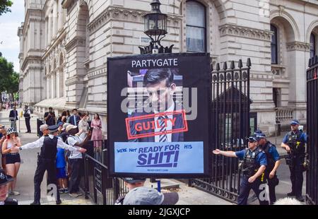Londra, Regno Unito. 13th luglio 2022. Un protester fuori Downing Street rende i suoi sentimenti noti circa l'offerta di Rishi Sunak di essere il prossimo PM. I manifestanti anti anti anti-Tory e anti-Boris Johnson si riunirono a Westminster, mentre Johnson affrontò le domande del suo primo Ministro dopo la dimission. I manifestanti chiesero di lasciare immediatamente l'ufficio. Credit: Vuk Valcic/Alamy Live News Foto Stock