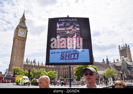 Londra, Regno Unito. 13th luglio 2022. Un protesto esterno al Parlamento fa conoscere i suoi sentimenti circa l'offerta di Rishi Sunak di essere il prossimo PM. I manifestanti anti anti anti-Tory e anti-Boris Johnson si riunirono a Westminster, mentre Johnson affrontò le domande del suo primo Ministro dopo la dimission. I manifestanti chiesero di lasciare immediatamente l'ufficio. Credit: Vuk Valcic/Alamy Live News Foto Stock