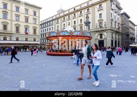 Persone nei pressi della giostra in Piazza della Repubblica, Firenze, Italia. Foto Stock