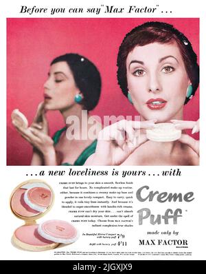 1955 Pubblicità cosmetica britannica per Max Factor Creme Puff viso in polvere. Foto Stock