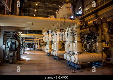 Gruppi di comando isolati a gas complessi all'interno della centrale nucleare Foto Stock