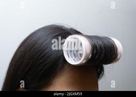 rotoli di capelli per prodotti di bellezza su sfondo bianco Foto Stock