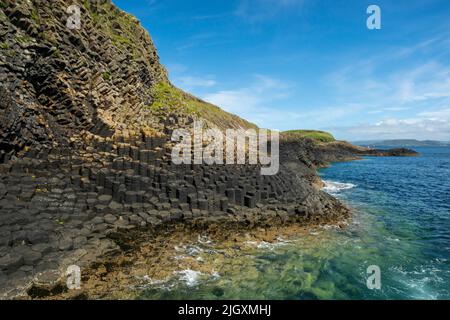 Formazioni di colonne di basalto, basalto colonnare o giunture colonnare sull'isola di Staffa, Scozia, Regno Unito Foto Stock