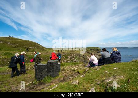 Turisti sull'isola di Staffa, Scozia, Regno Unito Foto Stock