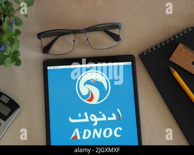 In questa foto, il logo Abu Dhabi National Oil Company (ADNOC) è visualizzato su un tablet. Foto Stock