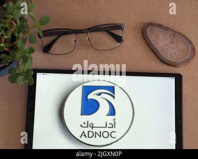 In questa foto, il logo Abu Dhabi National Oil Company (ADNOC) è visualizzato su un tablet. Foto Stock