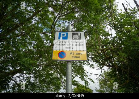 Solo punto di ricarica dei veicoli elettrici - cartello che vieta il parcheggio a meno che non si debba ricaricare un'auto elettrica, Scozia, Regno Unito Foto Stock