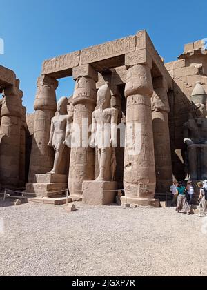 Rovine di un antico tempio egiziano con colonne piene di geroglifi e statue in Egitto, Africa Foto Stock