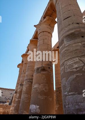 Dettaglio delle colonne sulle rovine di un antico tempio egiziano pieno di geroglifi in Egitto, Africa Foto Stock