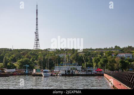 Mariupol, Ucraina - 15 luglio 2021: Paesaggio urbano con Azovstal yacht club e torre TV. Durante l'invasione russa dell'Ucraina del 2022 la città fu assediata Foto Stock