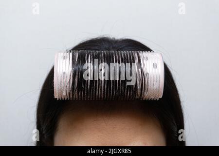 rotoli di capelli per prodotti di bellezza su sfondo bianco Foto Stock