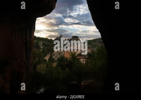 Vista dell'eremo di San Bartolome nel canyon di Rio Lobos dall'interno della grotta con paesaggio e cielo nuvoloso. Foto Stock