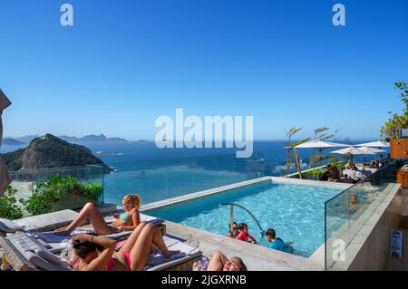 Piscina sul tetto dell'Hilton Hotel, Copacabana, Rio de Janeiro, Brasile Foto Stock