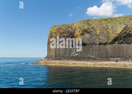 Turisti che camminano sull'isola di Staffa, Ebridi interne Foto Stock