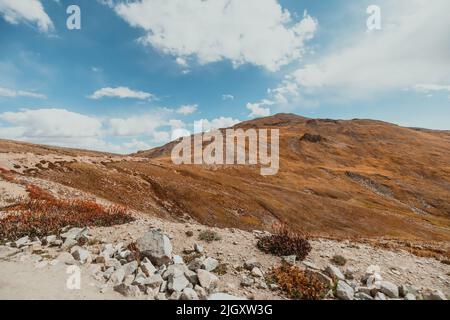 Bellissimo paesaggio collinare di montagna nel Parco Nazionale Deosai in una giornata di sole in Pakistan Foto Stock