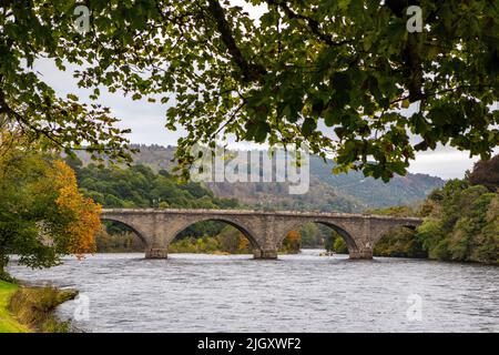 Dunkeld, Scozia - Ottobre 11th 2021: Una vista del Ponte di Dunkeld che si estende sul fiume Tay nella splendida città di Dunkeld in Scozia. Foto Stock