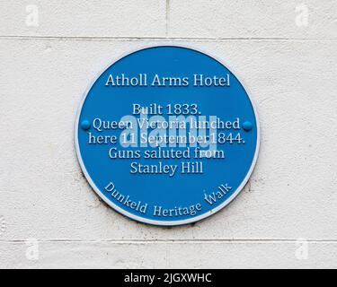 Dunkeld, Scozia - Ottobre 11th 2021: Una targa blu che segna la posizione e la storia dell'Atholl Arms Hotel nella splendida città di Dunkeld in SCO Foto Stock