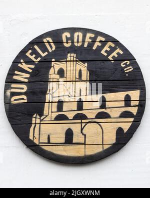 Dunkeld, Scozia - Ottobre 25th 2021: Un cartello per la Dunkeld Coffee Company nella splendida città di Dunkeld in Scozia, Regno Unito. Foto Stock