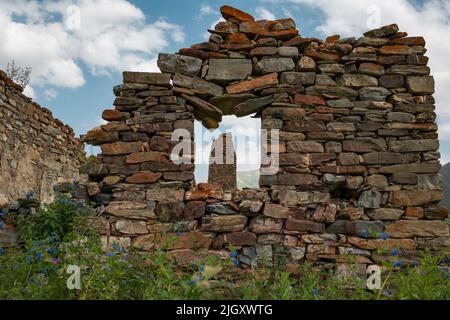 Antica torre medievale in rovina sullo sfondo del cielo nuvoloso. Ossezia Nord Alania , Russia Foto Stock