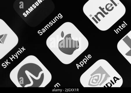 Kumamoto, GIAPPONE - Mar 30 2022 : Apple inc., logo con i più diffusi marchi di semiconduttori, Samsung, Intel, SK Hynix, Broadcom, NVIDIA ecc su un iPhone in bla Foto Stock