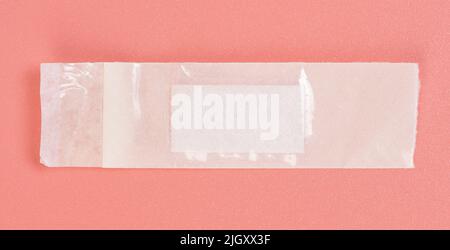 Nastro medico bianco isolato su sfondo rosa vista ravvicinata Foto Stock