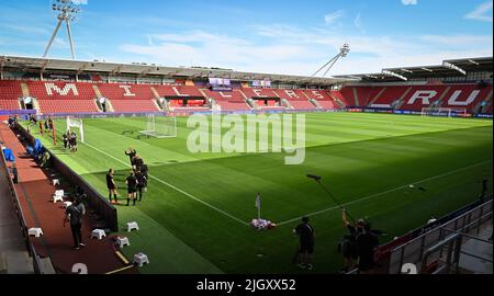 Rotherham, Inghilterra, 13/07/2022, l'illustrazione mostra una sessione di allenamento della squadra nazionale belga di calcio femminile The Red Flames, mercoledì 13 luglio 2022 a Rotherham, Inghilterra, in vista della seconda partita di gruppo nel gruppo D del torneo femminile Euro 2022. Il Campionato europeo di calcio femminile UEFA 2022 si svolgerà dal 6 al 31 luglio. BELGA FOTO DAVID CATRY Foto Stock