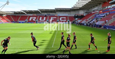 Rotherham, Inghilterra, 13/07/2022, l'illustrazione mostra una sessione di allenamento della squadra nazionale belga di calcio femminile The Red Flames, mercoledì 13 luglio 2022 a Rotherham, Inghilterra, in vista della seconda partita di gruppo nel gruppo D del torneo femminile Euro 2022. Il Campionato europeo di calcio femminile UEFA 2022 si svolgerà dal 6 al 31 luglio. BELGA FOTO DAVID CATRY Foto Stock