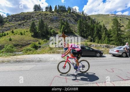 Il tedesco Jonas Rutsch di EF Education-EasyPost è stato raffigurato in azione durante la fase 11 della gara ciclistica Tour de France, una gara del 149km da Albertville a col du Granon Serre Chevalier, Francia, mercoledì 13 luglio 2022. Il Tour de France di quest'anno si svolge dal 01 al 24 luglio 2022. BELGA FOTO PISCINA PETE GODING - UK OUT Foto Stock