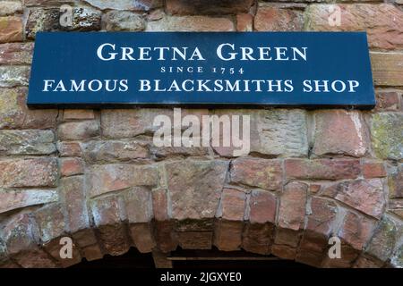 Gretna Green, Scozia - Ottobre 15th 2021: Un cartello che indica ai visitatori la direzione del famoso Blacksmiths Shop di Gretna Green, Scozia. Foto Stock