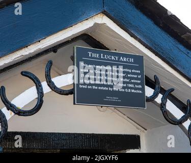 Gretna Green, Scozia - Ottobre 15th 2021: The Lucky Arch presso il famoso Blacksmith Shop di Gretna Green, Scozia. La posizione è famosa per essere Foto Stock