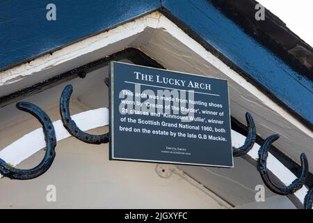 Gretna Green, Scozia - Ottobre 15th 2021: The Lucky Arch presso il famoso Blacksmith Shop di Gretna Green, Scozia. La posizione è famosa per essere Foto Stock