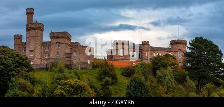 Inverness, Scozia - Ottobre 8th 2021: Una vista panoramica dello storico castello di Inverness nella città di Inverness in Scozia, Regno Unito. Foto Stock