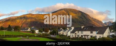 Fort William, Scozia - Ottobre 9th 2021: Il magnifico ben Nevis, visto da un'area residenziale di Fort William nella splendida Highland Scozzese Foto Stock