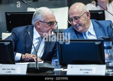 2022-07-13 18:49:29 ROERMOND - il politico liberale controverso Jos van Rey, con Dre Peters sulla sua destra, durante l'installazione come alderman per l'alloggio, l'ambiente e il clima a Roermond. E' la prima volta in dieci anni che Van Rey, 77 anni, è tornato al suo posto dopo essere stato sospettato di frode, tra l'altro. ANP MARCEL VAN HOORN Paesi bassi fuori - belgio fuori Foto Stock