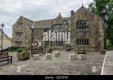 The Manor House, un museo del patrimonio locale e una galleria d'arte a Ilkley, una città termale e una parrocchia civile nella città di Bradford, nel West Yorkshire, Regno Unito. Foto Stock