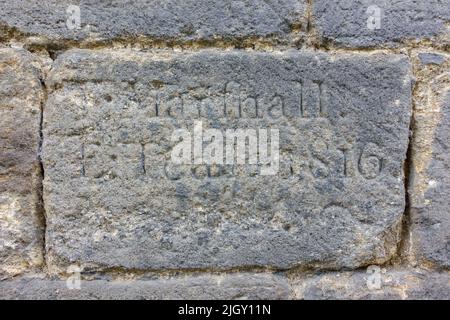 Graffiti che si afferma di essere graffiato in pietra dal 1816, Kirkstall Abbey, un monastero cistercense in rovina a Kirkstall, NW di Leeds, West Yorkshire, Regno Unito. Foto Stock